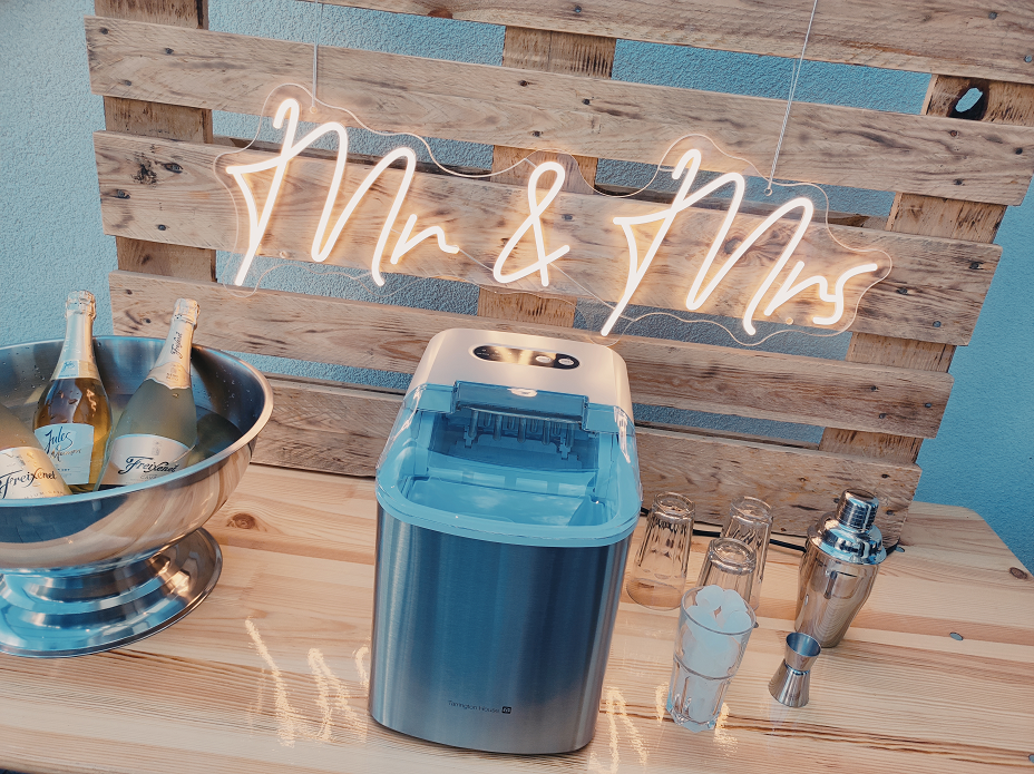 Mr & Mrs Neon Schild an einer Candybar bei einer Hochzeit