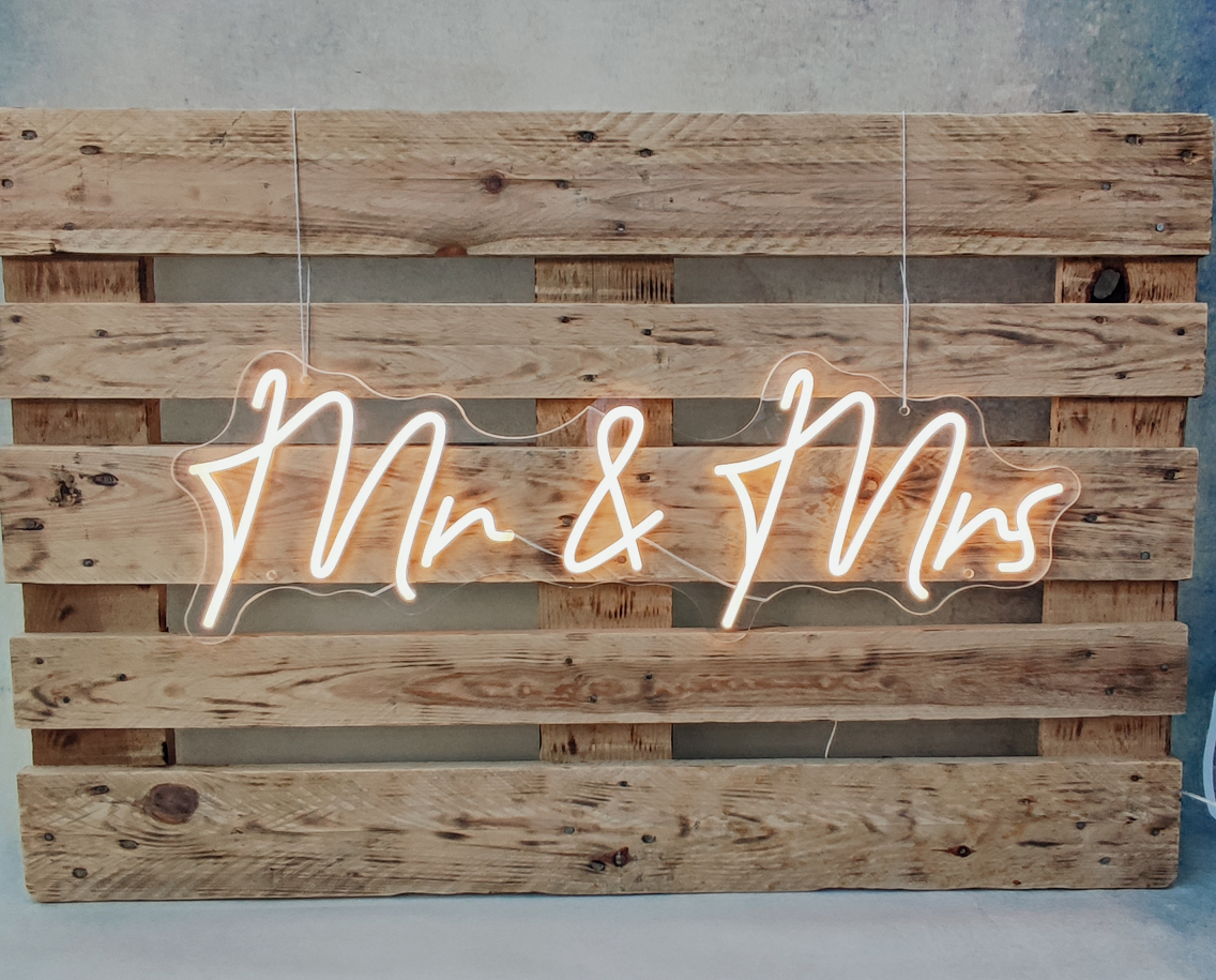 Beleuchtetes Mr und Mrs Neon Schild als Hochzeitsdeko