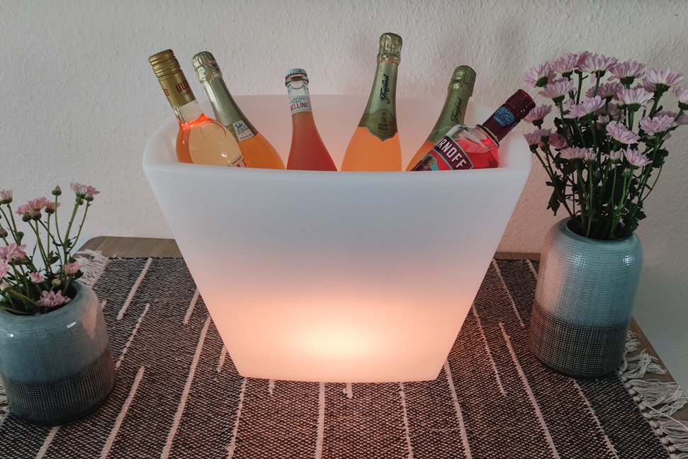 LED Sektkuehler als Eyecatcher fuer Hochzeit