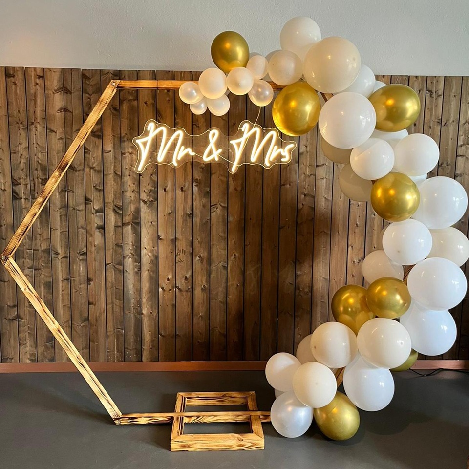 Mr & Mrs Neon Schild im Traubogen bei einer Hochzeit